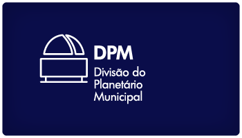 Sobre um fundo azul escrito DPM - Divisao do Planetario Municipal